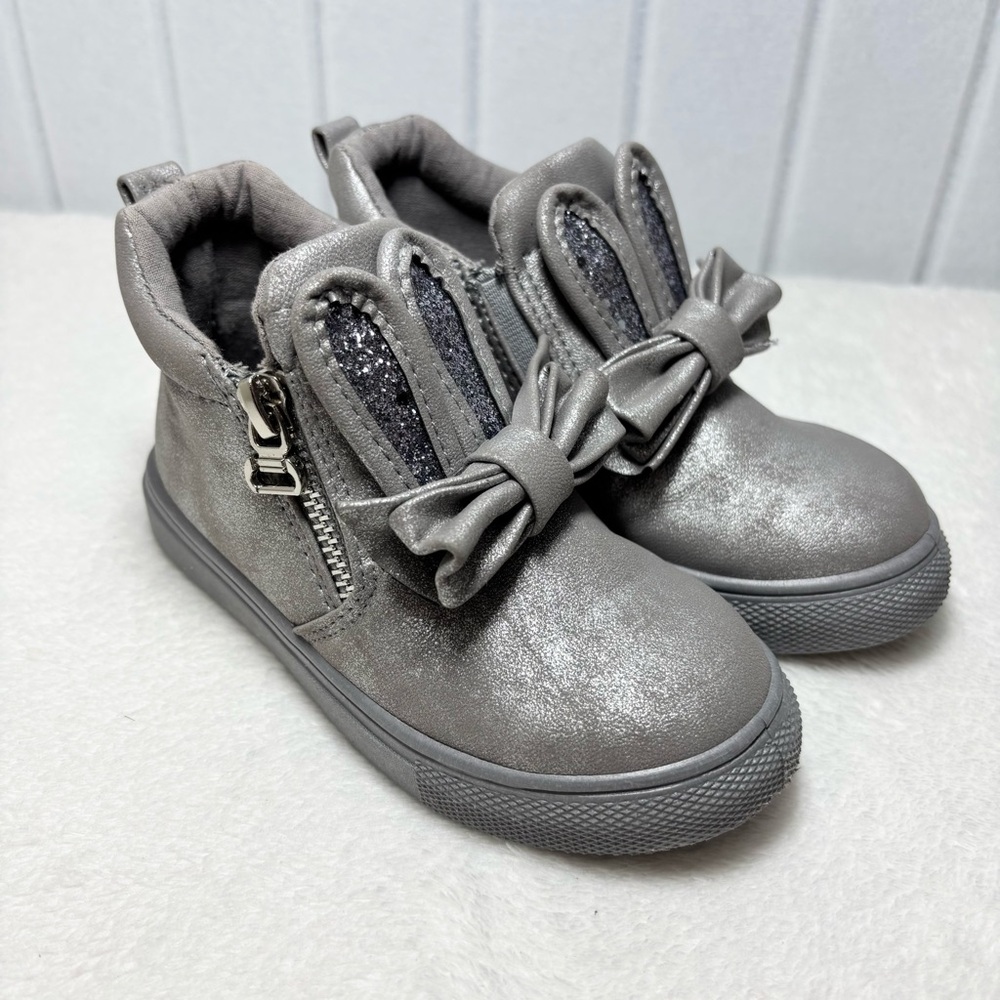 Toddler Gray -Silver Boots with Bow Detail‎ Size 26 / US 9.5